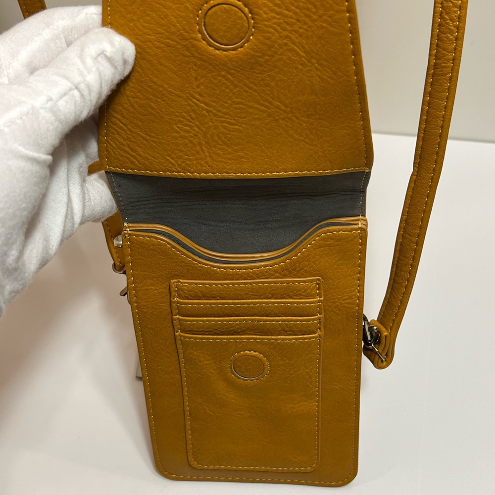 SOLD!!Unbranded Vegan Leather Crossbody or Belt Bag - Picture 2 of 4